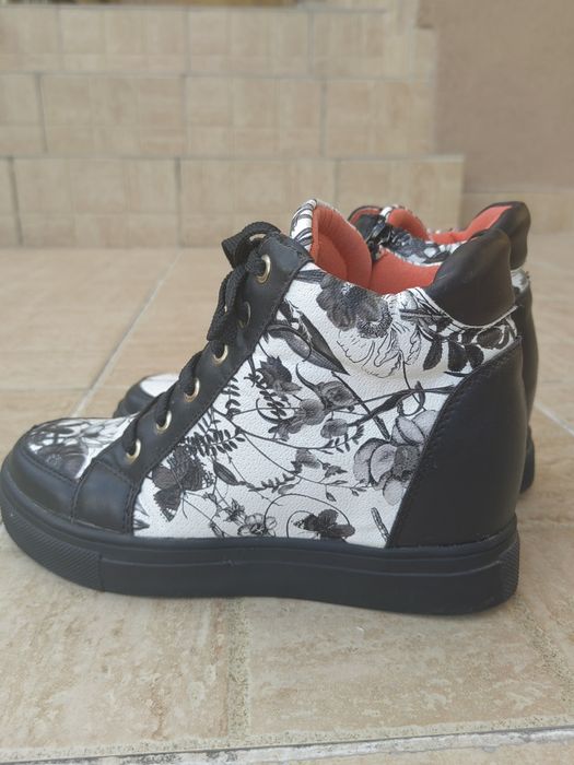 Обувки с вградена платформа 36 номер