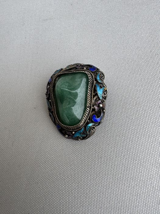 Brosa din argint, jad si email