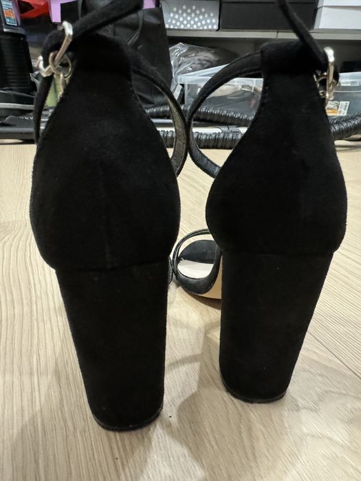 Черни сандали на ток