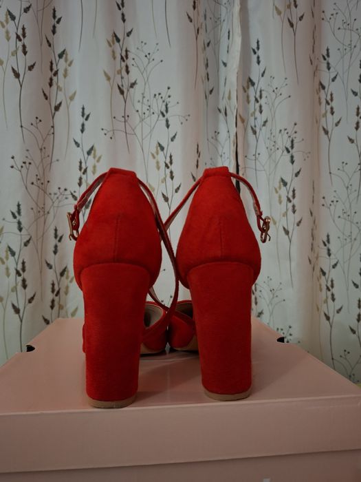 Pantofi Roșii Eleganți