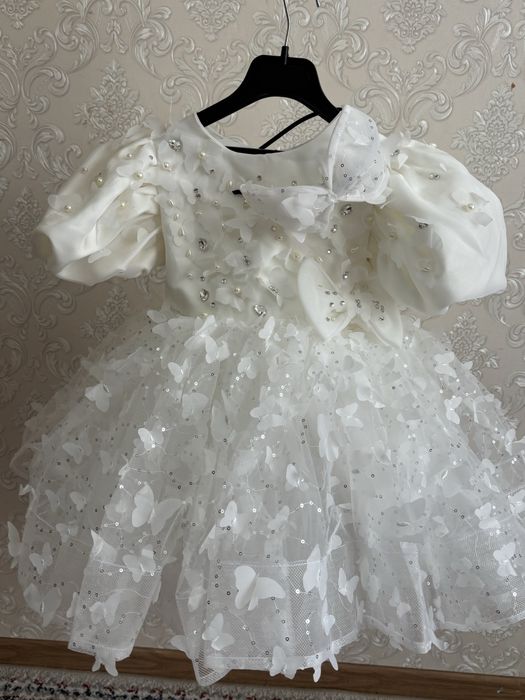 Белое платье с бабочками в прокат