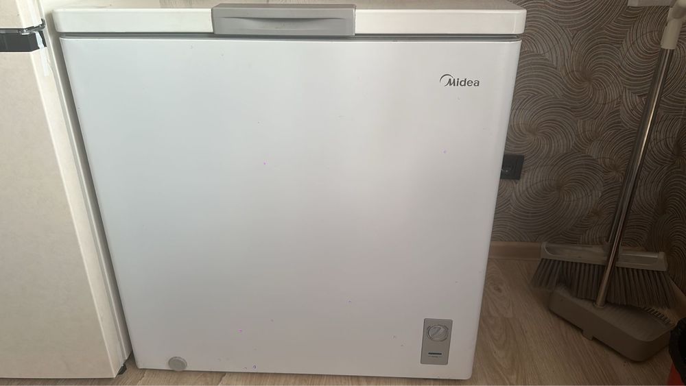 Морозильник компактный, отличное состояние.