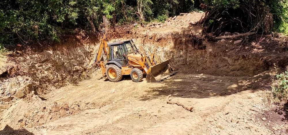 Събаряне, извозване и почистване на имоти,дворове. Рязане на дървета.