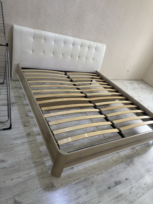 Спальный кровать без матраса