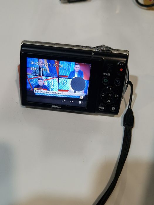 Aparat Photo Nikon cu o pata pe display