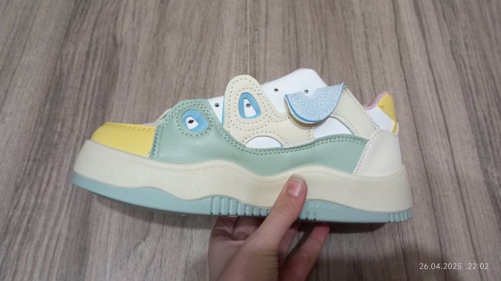 Яркие модные кроссовки