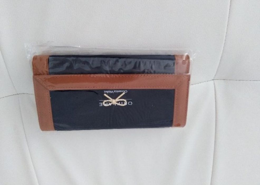 Vând portofel dama,piele ecologica, produs de calitate superioara.