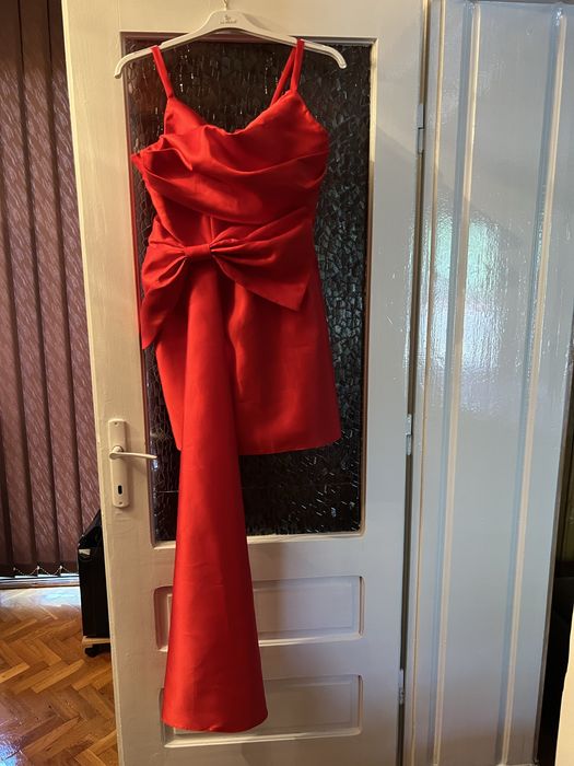 Vand rochie de tafta rosie marimea 42