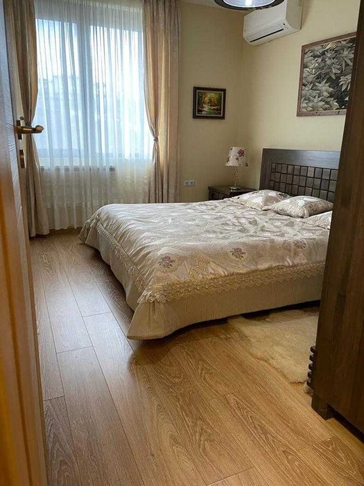 Триетажна къща в Бяла