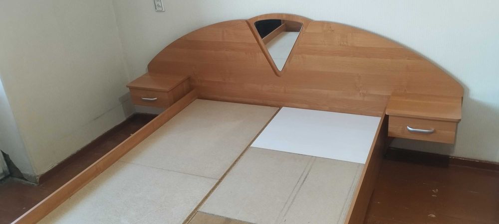 Шкаф с кроватью в спальню.