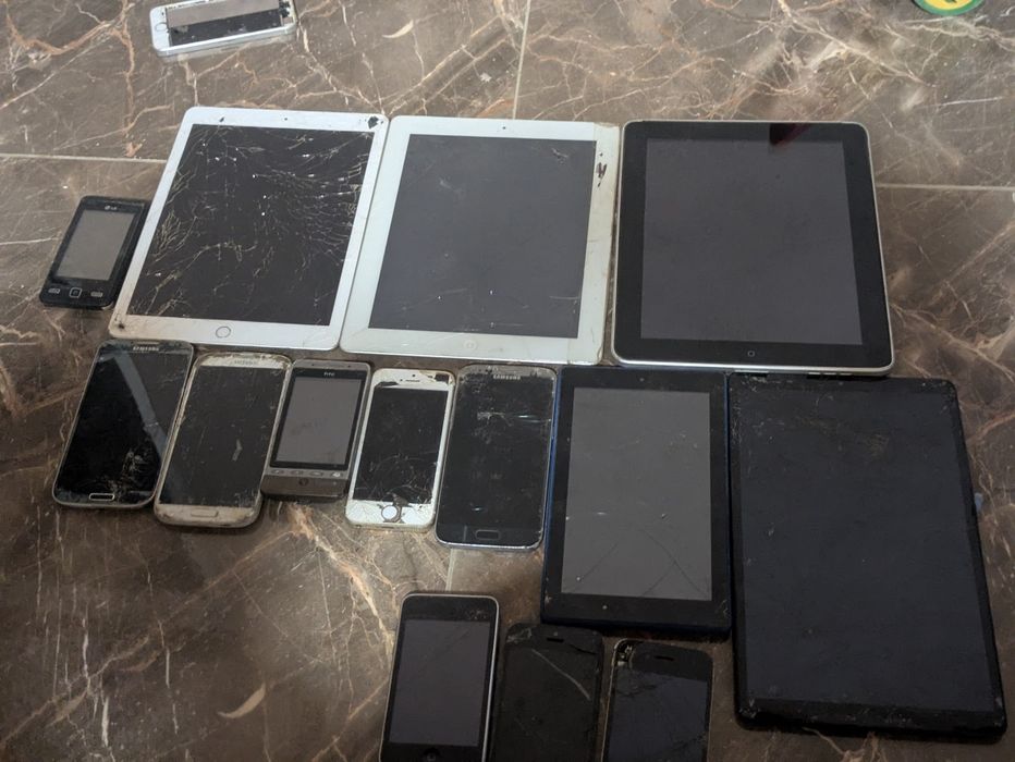 Vând telefoane/tablete pentru piese trimit prin posta cu plata ramburs preț 180