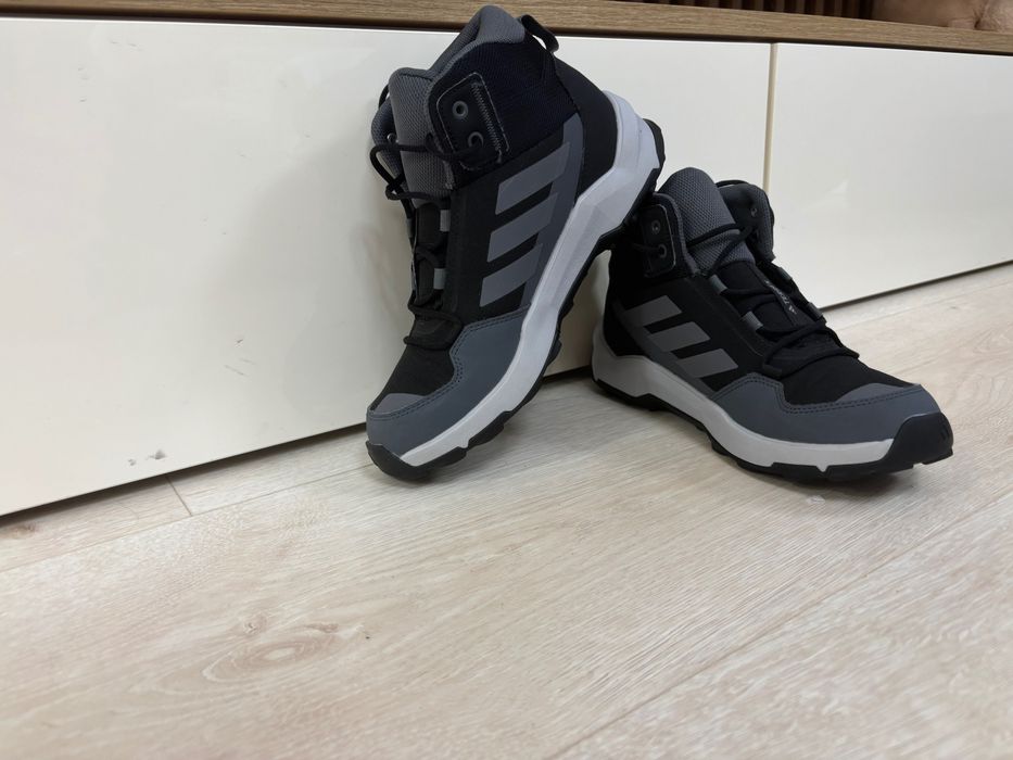 Продавам детски обувки Adidas Terrex, размер 37⅓ (23,5 см) - отлично състояние