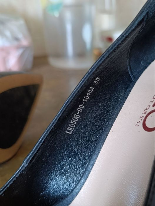 Продам туфли черные на каблуке