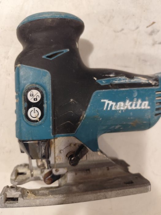 Безчетков прободен трион зеге Макита Makita DJV181