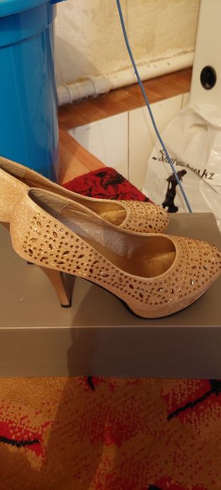 Аяк киымдер сатылады