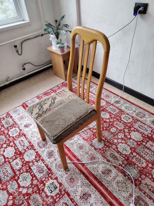 Стол со стульями из дерева