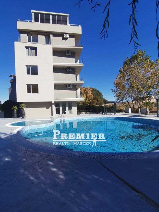 Двустаен със собствен “английски двор“, на метри от плажните дюни