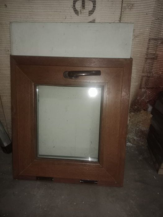 Окна, парта со стульчики.