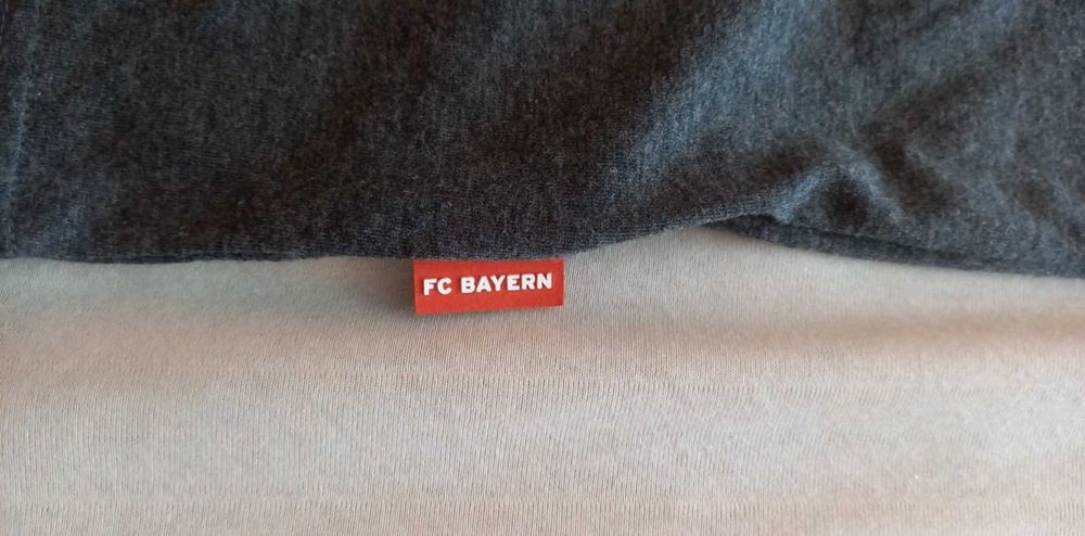 Продавам тениска на Байерн Мюнхен.