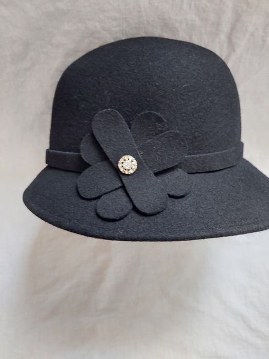 Филцова  шапка в черно .Обиколка 56 см.