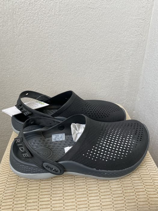 Продам женские кроссовки