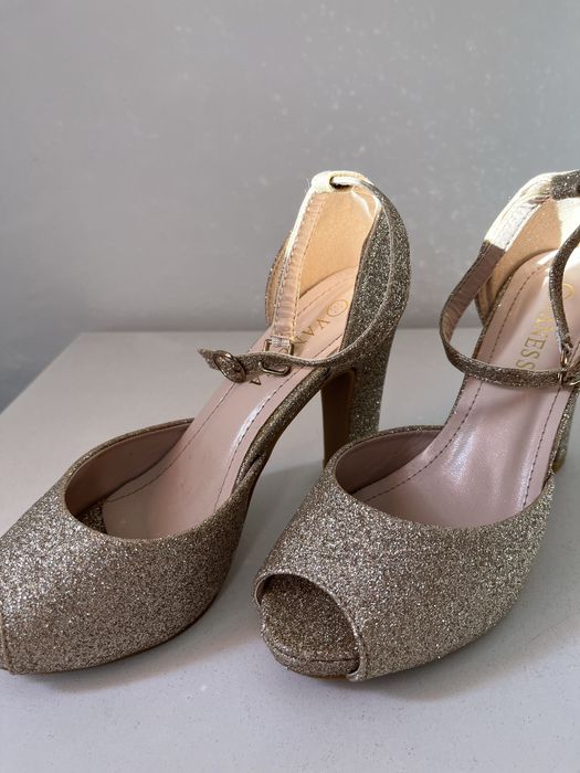 Босоножки на каблуке