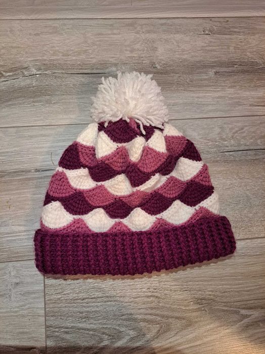 Ръчно плетена шапкa трицветна модел мидички