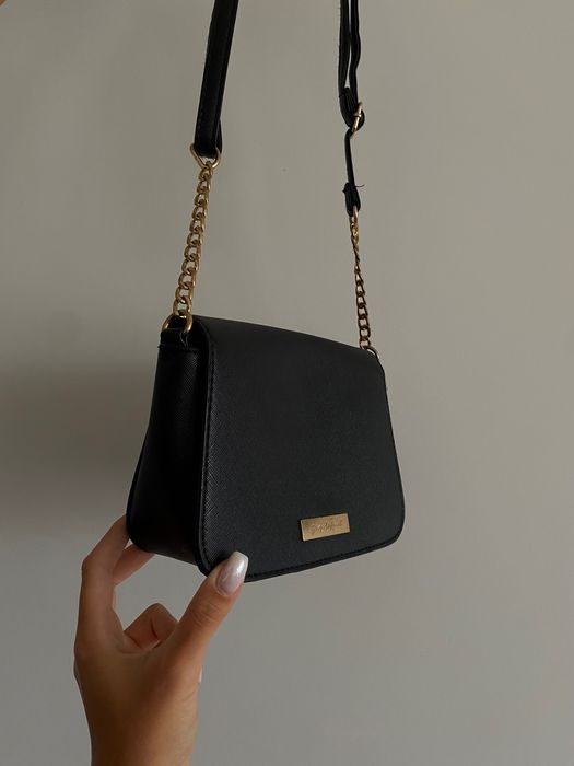 Малка черна чанта