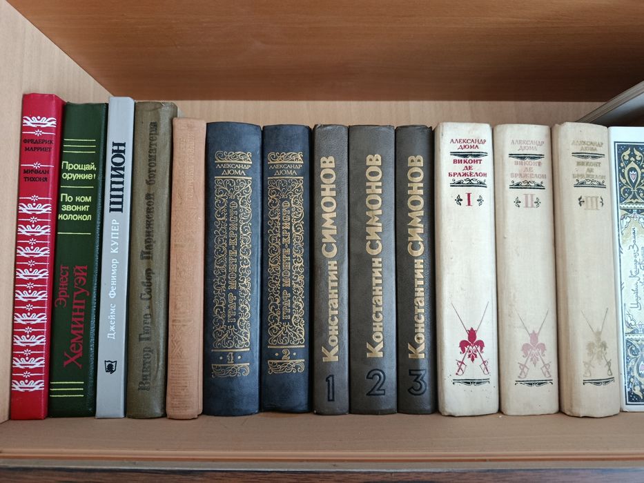 Книги разные, приключения, фантастика.