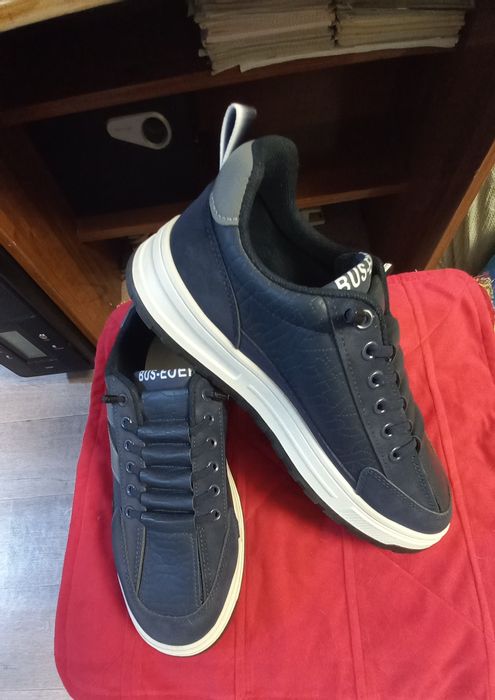 Кроссовки спортивные