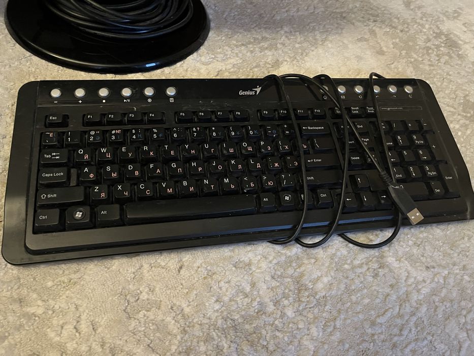 монитор LG и клавиатура