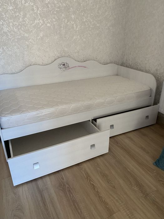 Продам кровать с ортопедическим матрасом