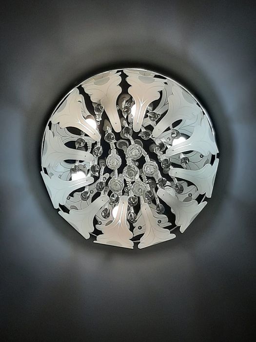 Продается люстра, шесть светильников.