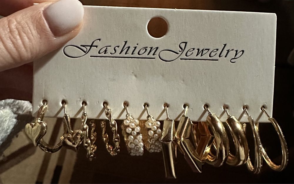 Обеци, бижута