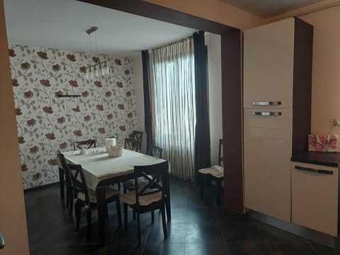 Vand apartament cu 5 camere in Marghita , Bihor