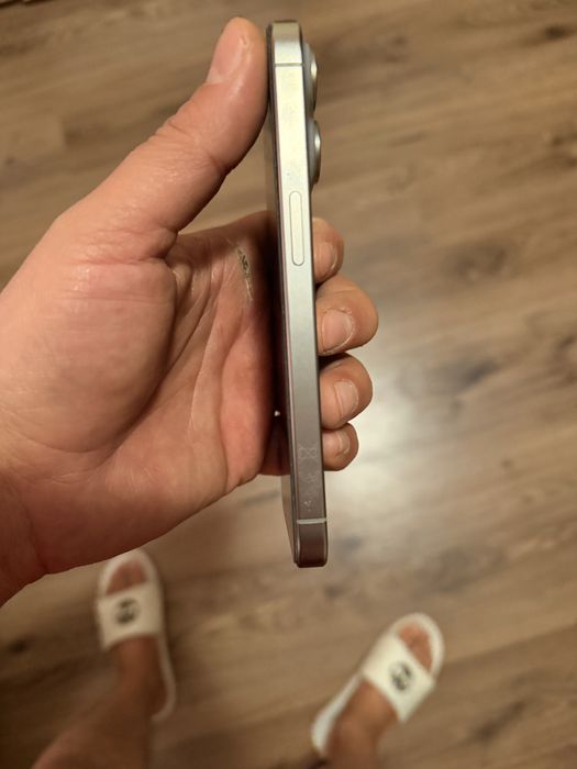 Продавам Iphone 15 pro 256gb