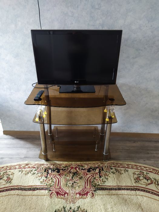 Продам стол стеклянный под телевизор,