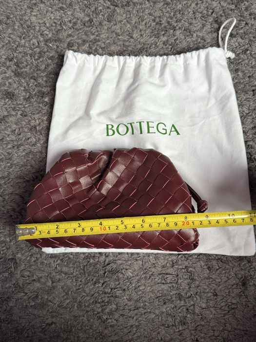Клъч в цвят бордо по модел на Bottega Venetta