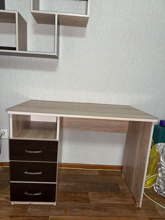 Продам рабочий стол с креслом