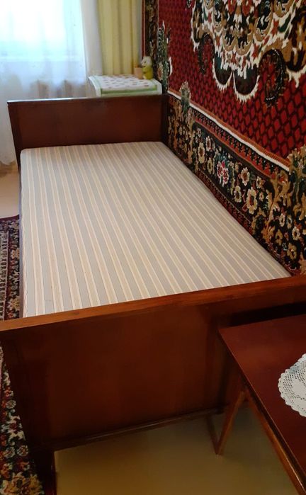 Кровать деревянная