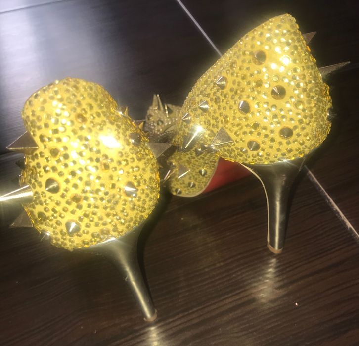 Pantofi din piele aurii