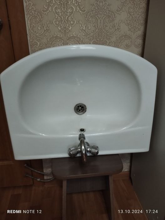 Продам раковину со смесителем, с сифоном
