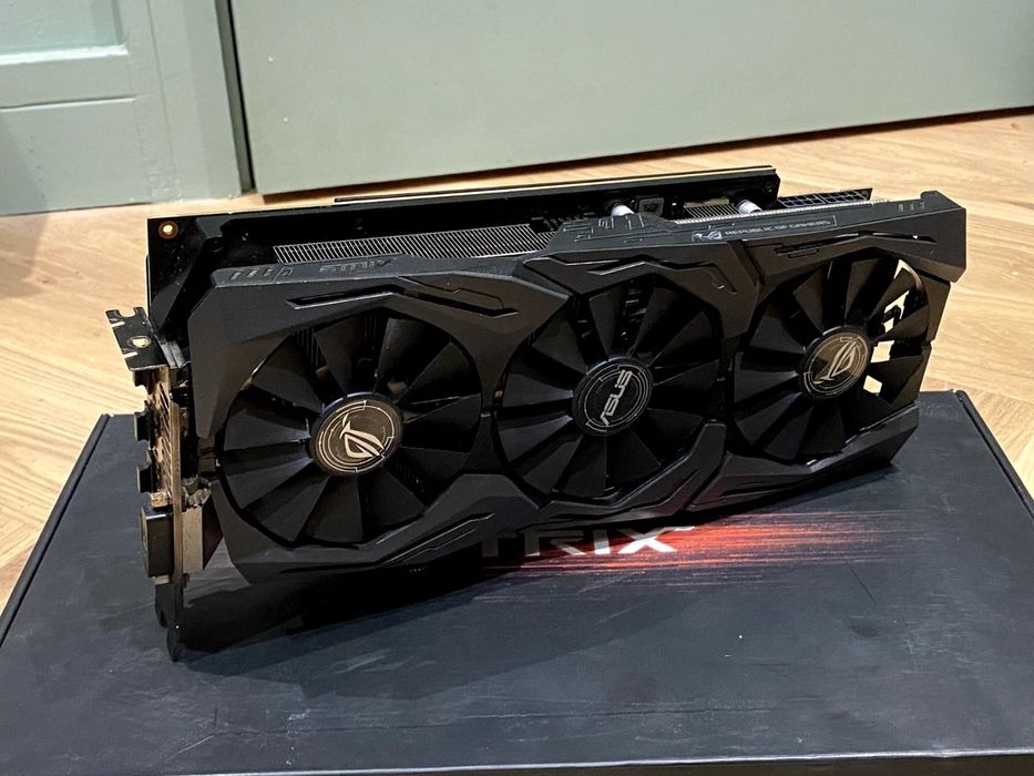 ASUS ROG Strix Radeon RX Vega 56 8GB OC – Перфектно състояние!