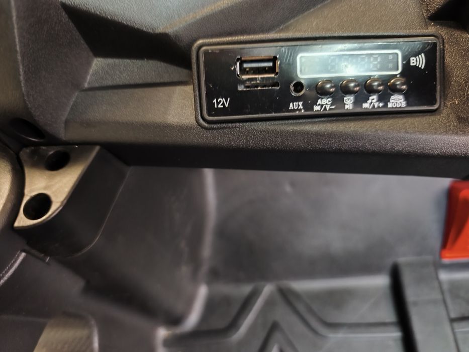 Mașinuța electrică 4x4 cu telecomandă copii