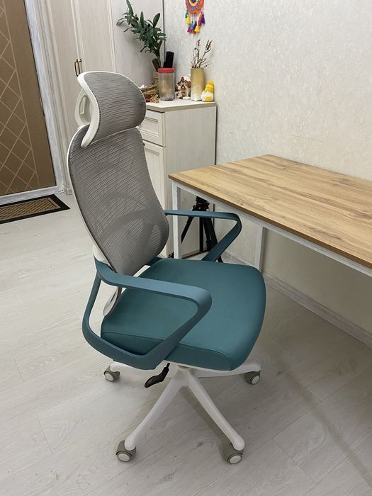 Продам белое Офисное кресло