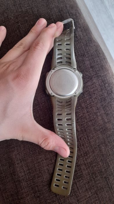 Продам часы в среднем стостояние