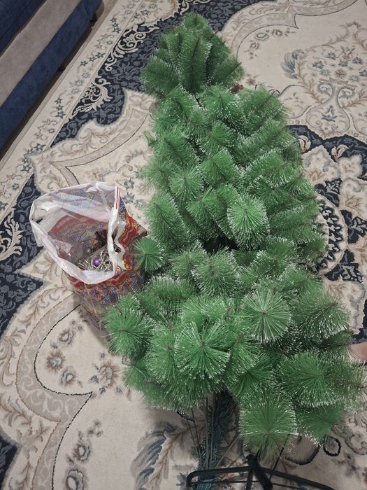 Продам ёлку с гирлянда и игрушками