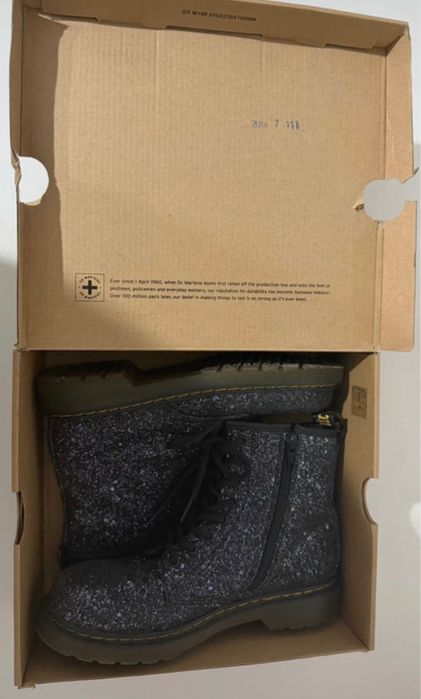 Vând bocanci cu sclipici Dr. Martens