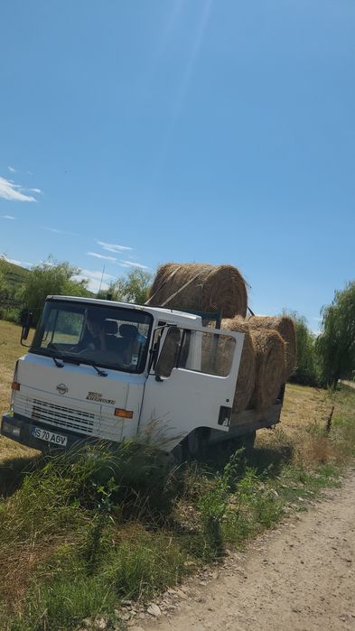 Vând baloți rotunzi de lucernă și fân