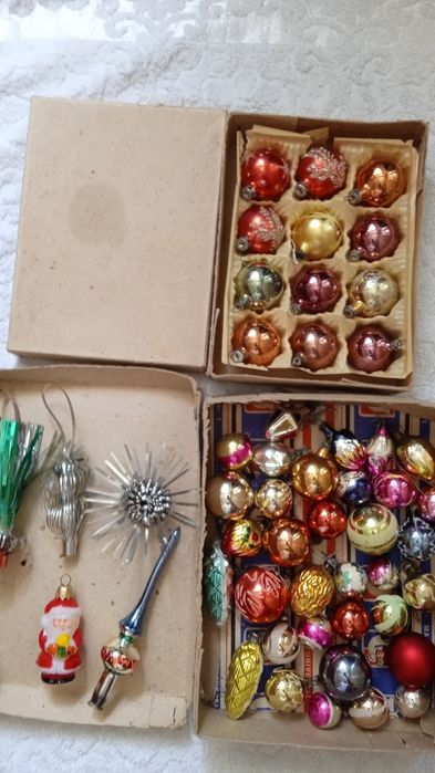 Globuri și ornamente vechi pentru Crăciun